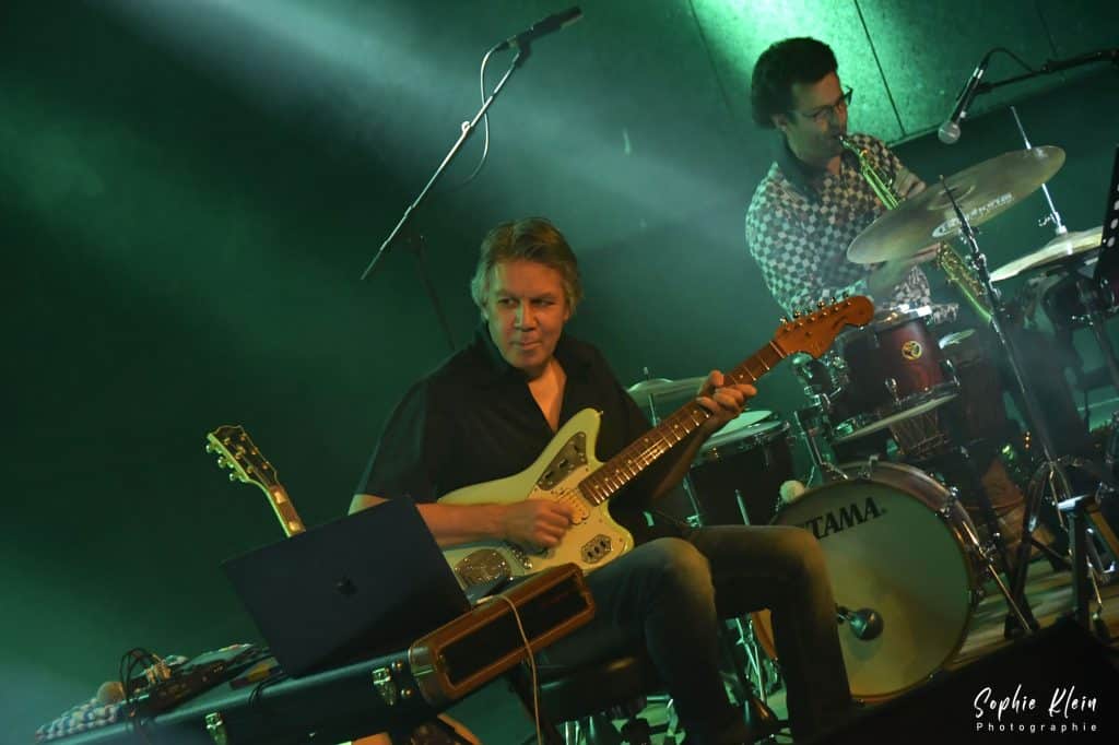 Jean-Pascal Boffo guitariste en concert live (Photo Sophie Klein)